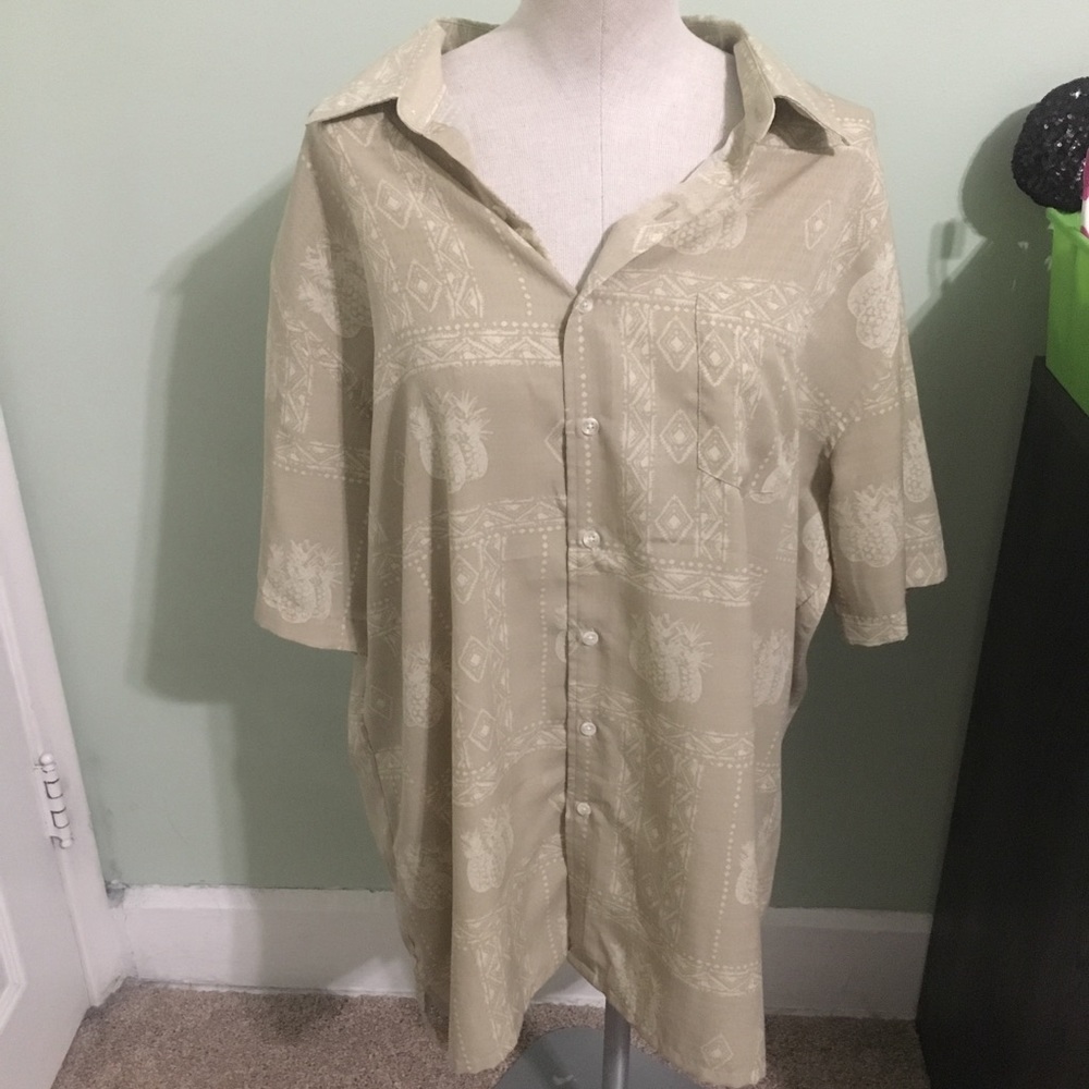 Short sleeved collared shirt